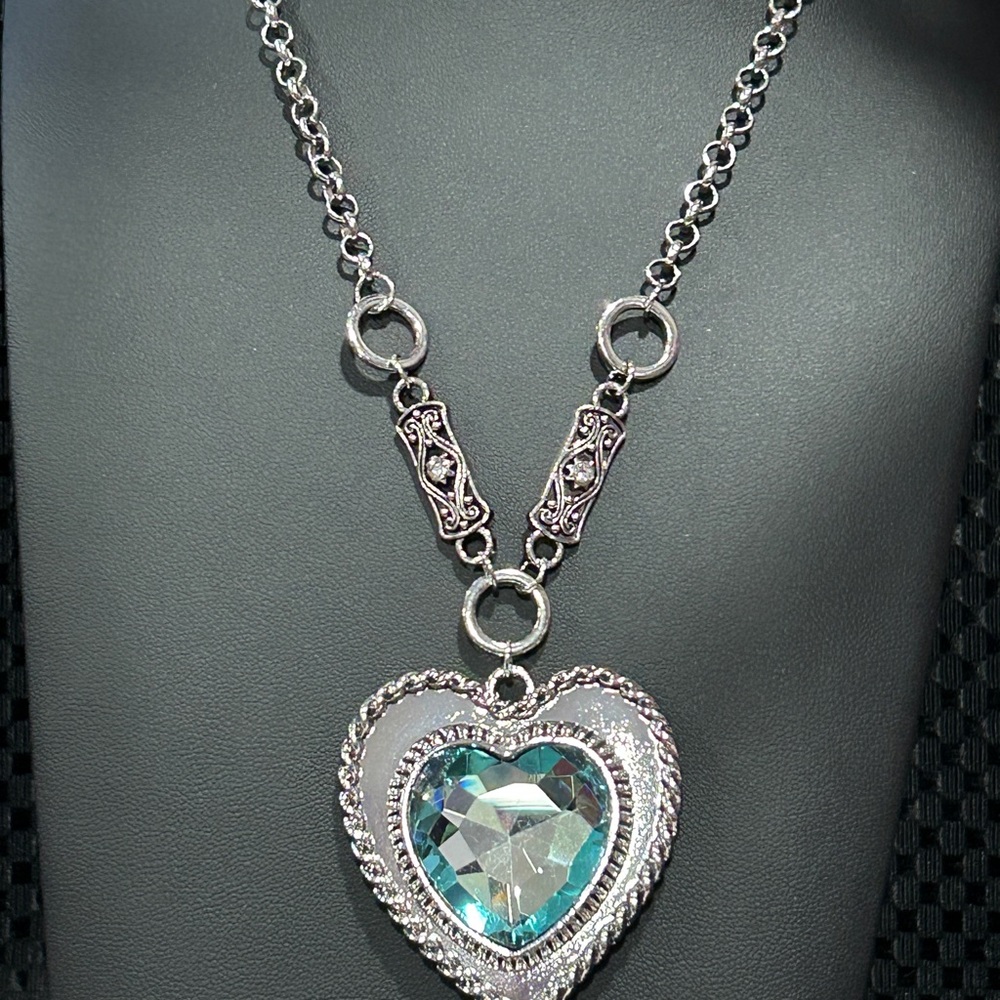 Paparazzi Heart Full Of Fabulous Blue stone Silver Heart Pendant Necklace